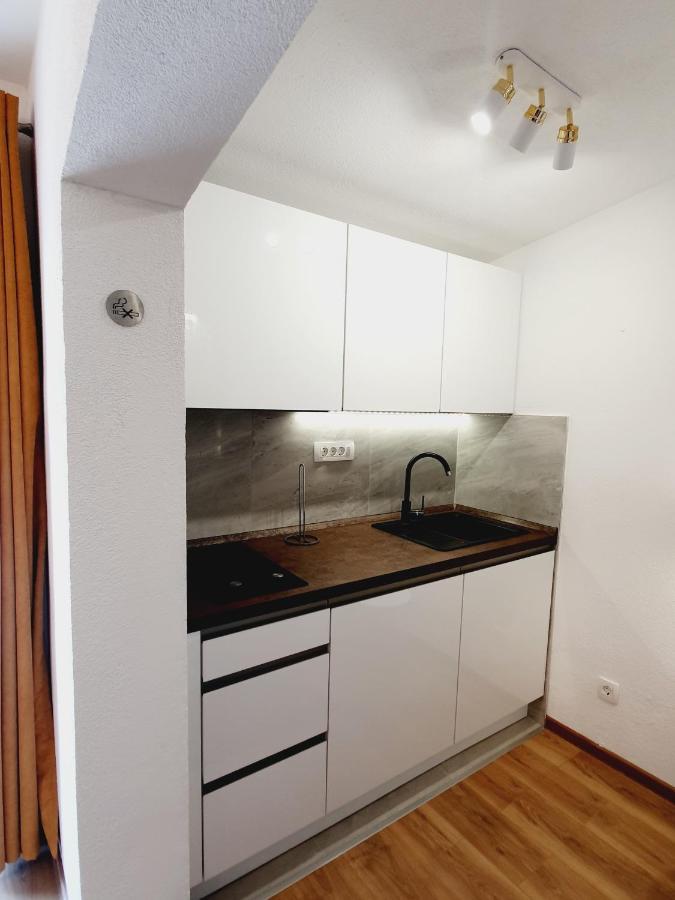 White House Apartments Дуги Рат Екстериор снимка