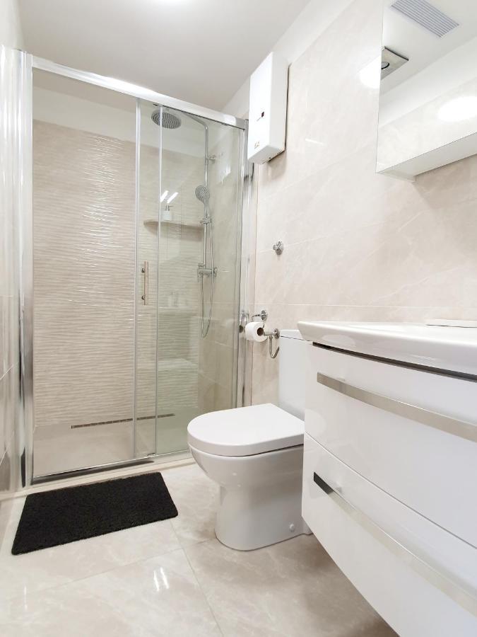 White House Apartments Дуги Рат Екстериор снимка
